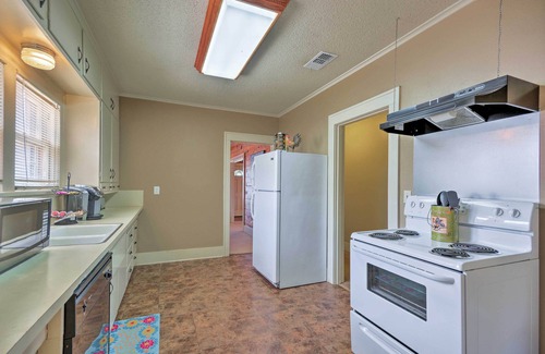 North Overton Cottage | Inviting Lubbock Home > 1 Mi to Downtown