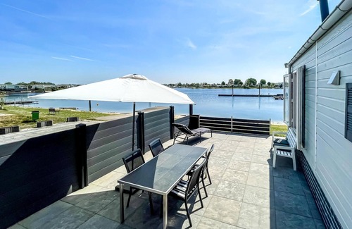 Maasbommel House | Inviting mobile home in an idyllic location in Maasbommel.