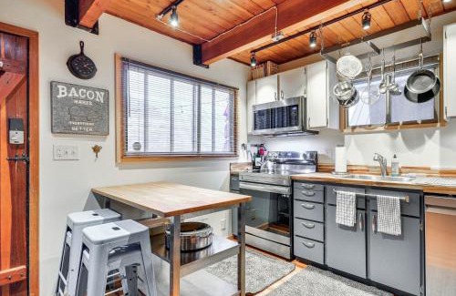 Government Camp House | Inviting Mt Hood Cabin with Porch 1 Mi to Skibowl!