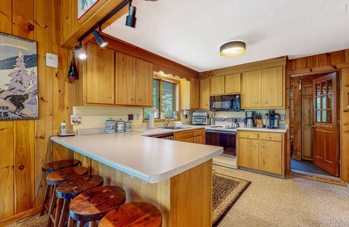 Ludlow House | Inviting Okemo ski mountain home, two house walk to ski slope!