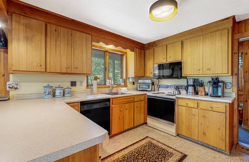 Ludlow House | Inviting Okemo ski mountain home, two house walk to ski slope!