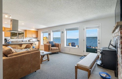 Gig Harbor House | Inviting Waterfront Haven ~BBQ