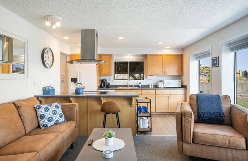 Gig Harbor House | Inviting Waterfront Haven ~BBQ