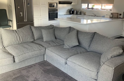 Inverloch House | Invy Haven - Relaxed Coastal, Free WiFi, Pet Friendly, Beach 500m