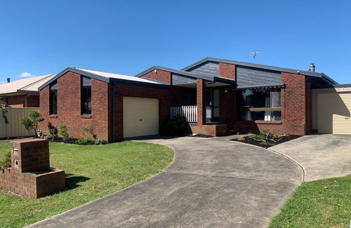 Inverloch House | Invy Haven - Relaxed Coastal, Free WiFi, Pet Friendly, Beach 500m