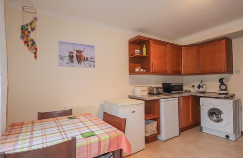 Drumnadrochit Cottage | IOLA, romantic, character holiday cottage in Drumnadrochit, Loch Ness