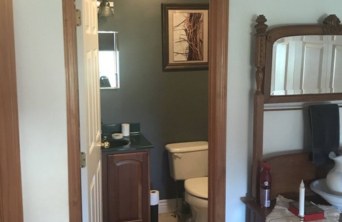 Milford Bed & Breakfast | Iona Inn 1st floor 2 guest rooms, shared full bath