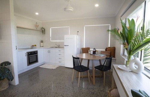 Mission Beach House | Iona - Mission Beach - Stroll to cafes, shops and beach
