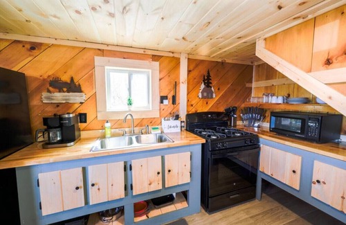 Northeast Somerset Cabin | Ioneta - Cabin 2 · Lawrence's Lakeside Cabins | 'Ioneta' Waterfront Retreat + Private Sauna