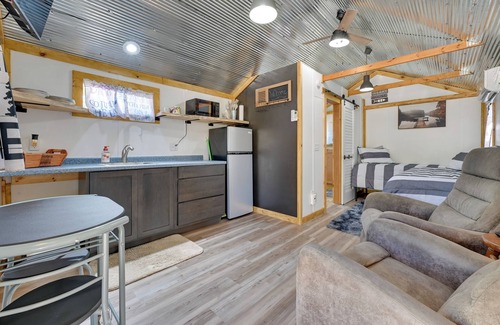 Austinville Apartment | Iowa Tiny Cabin Near Pine Lake State Park