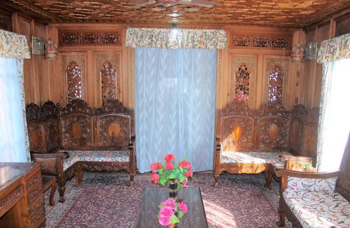 Dal Lake Boat Rental | Iram Houseboats