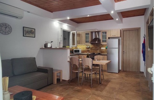 Pylos-Nestoras House | IREMOS by AROKARIA APARTMENTS - 50 meters from the sea