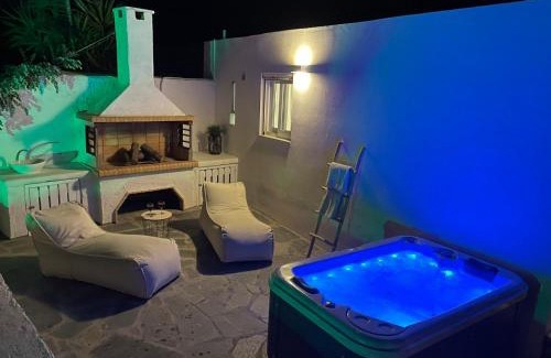 Paros Apartment | Irini's B & W house with jacuzzi