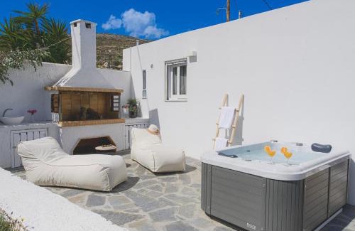Paros Apartment | Irini's B & W house with jacuzzi
