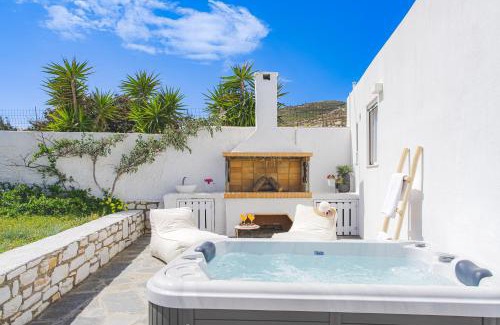 Paros Apartment | Irini's B & W house with jacuzzi
