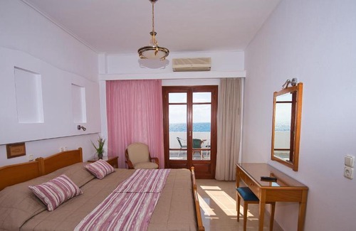 Kamari Hotel | Irini's Rooms Fteoura