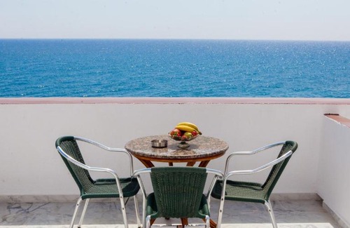 Kamari Hotel | Irini's Rooms Fteoura