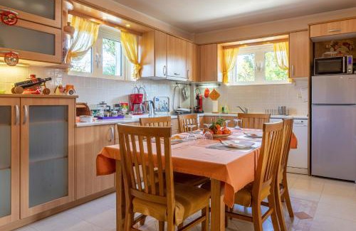 Lefkakia Apartment | Iris-Gogo House