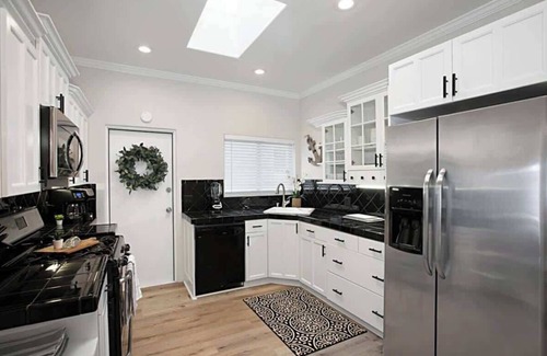 Coronado House | Iris Suite - Walk to Shops, Dining & Ferry Landing