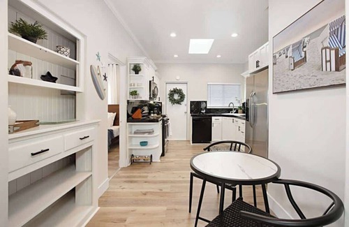 Coronado House | Iris Suite - Walk to Shops, Dining & Ferry Landing
