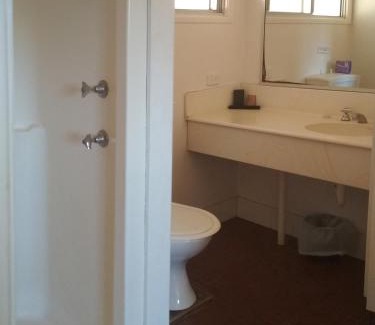 Barcaldine Hotel | Ironbark Inn