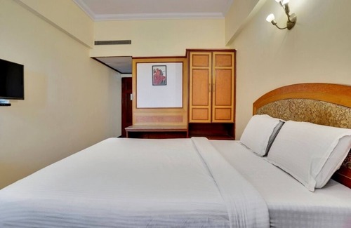 Rajajinagar Hotel | iROOMZ Aura Inn
