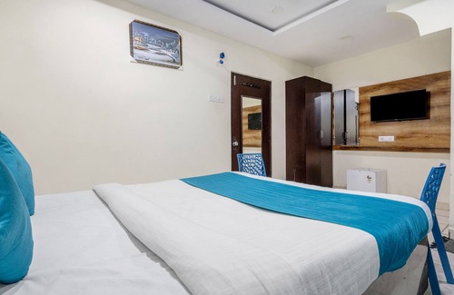 Jubilee Hills Hotel | iROOMZ Hotel Ritzy Grand