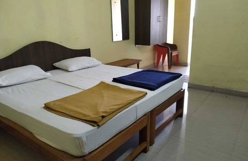 Dharwad Hotel | iROOMZ Hotel Vishwa Lodging