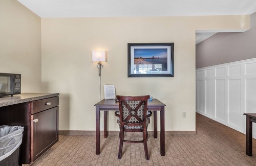 Kelleys Island Hotel | Iroquois Suite at Kelley's Island Venture Resort