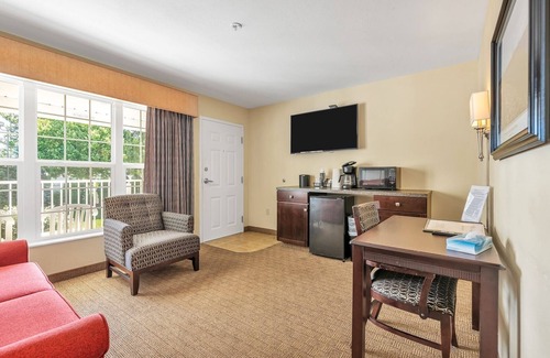 Kelleys Island Hotel | Iroquois Suite at Kelley's Island Venture Resort