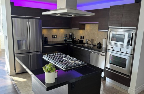 Irvine Business Complex Condo | Irvine 2-bedroom condo in luxury high-rise with full amenities