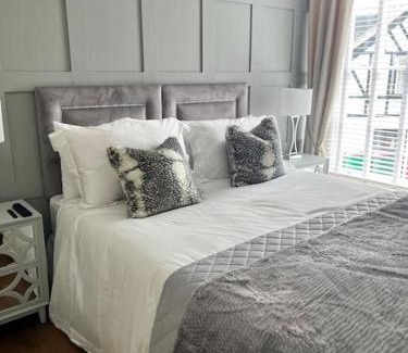 Aberdovey House | Isfryn, holiday home in Aberdyfi