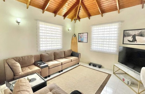Wotton House | Island 4 Bed Home, Large Deck, Fast WIFI, BBQ