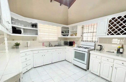 Wotton House | Island 4 Bed Home, Large Deck, Fast WIFI, BBQ