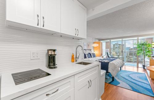 Waikiki Apartment | Island Colony Studio 24th floor