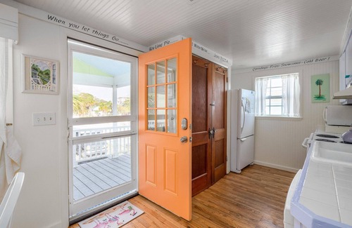 Savannah Beach Cottage | Island Dog Cottage Pets welcome. Fenced Yard. Ocean close