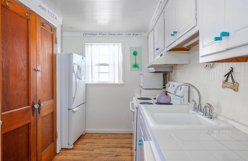 Savannah Beach Cottage | Island Dog Cottage Pets welcome. Fenced Yard. Ocean close