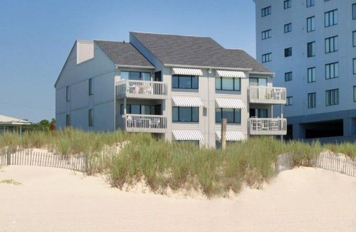 Crescent Beach Apartment | Island Dunes B2 Condo