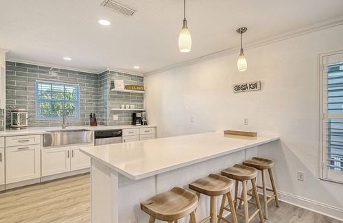 Siesta Key House | 🌴 Island Escape | Home on Siesta Key w/Private Heated Pool & Ping Pong Table!