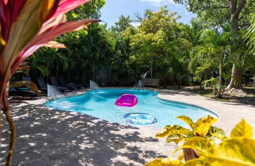 Nassau Apartment | Island Gardens Family Escape, Pool & Car included