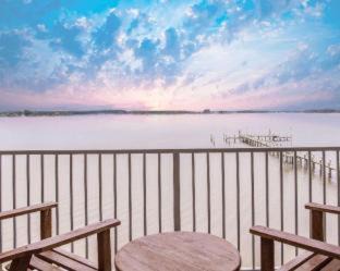 Piney Point Hotel | Island Inn & Suites, an Ascend Collection Hotel
