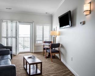 Piney Point Hotel | Island Inn & Suites, an Ascend Collection Hotel