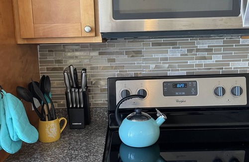 Richmond Condo | Island Life#2 @Bay Garden Live Local. GOOD PRICE!Clean with Ocean views