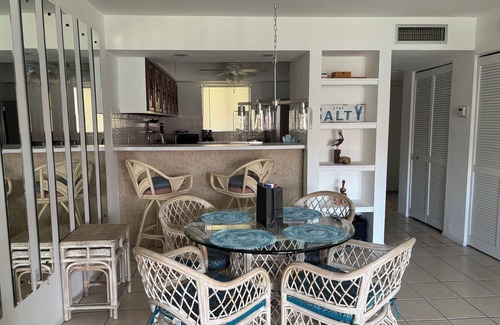 Bradenton Beach Condo | Island Oasis Retreat - 1 Minute Walk to the Beach