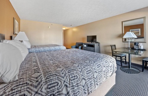 Put-in-Bay House | Island Oasis: Spacious Room with Breathtaking Lakefront Views on Put-In-Bay 326