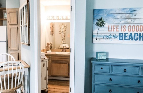 Corpus Christi Condo | Island Retreat! Cozy Condo First Floor - 1 Block from Whitecap Beach, Sleeps 4