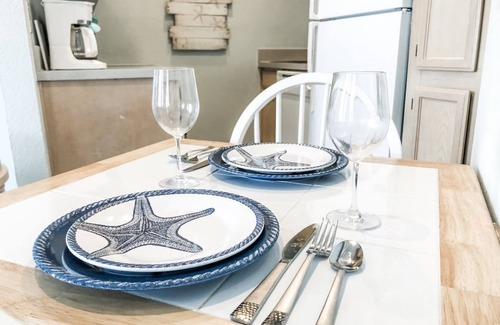 Corpus Christi Condo | Island Retreat! Cozy Condo First Floor - 1 Block from Whitecap Beach, Sleeps 4