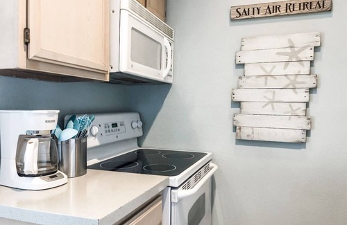 Corpus Christi Condo | Island Retreat! Cozy Condo First Floor - 1 Block from Whitecap Beach, Sleeps 4