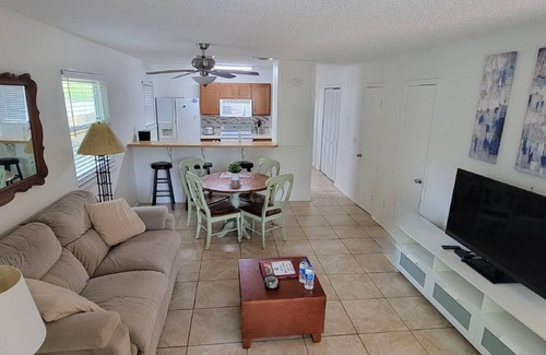 Neptune Beach House | Island Retreat MONTHLY ONLY~ 28 NIGHT MINIMUM