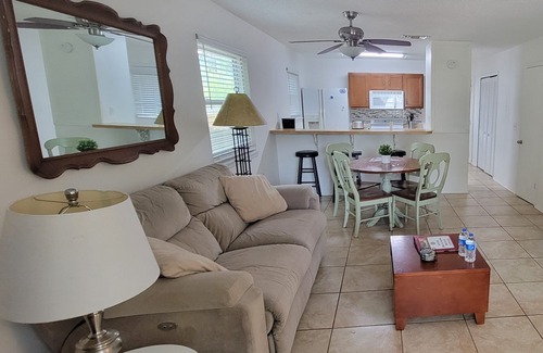 Neptune Beach House | Island Retreat MONTHLY ONLY~ 28 NIGHT MINIMUM